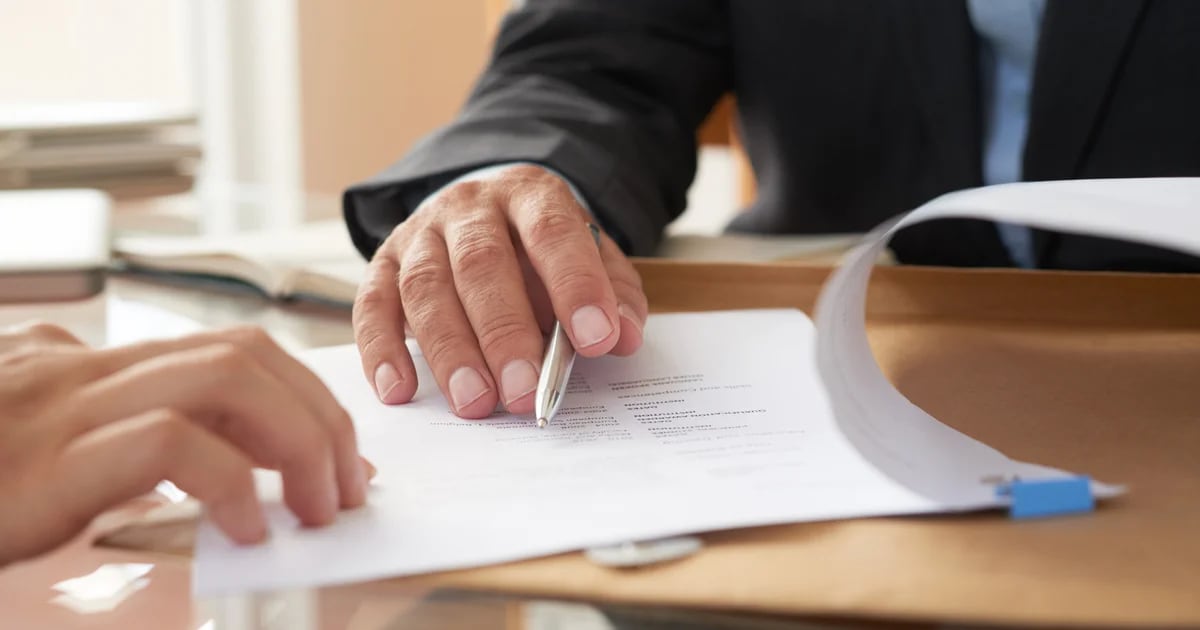 ¿pueden obligarme a ir en traje a la oficina?
