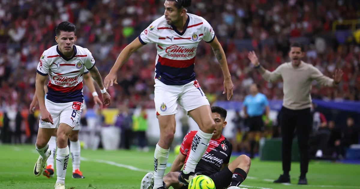 Chivas se lleva el Clásico Tapatío sobre Atlas con gol de Roberto Alvarado
