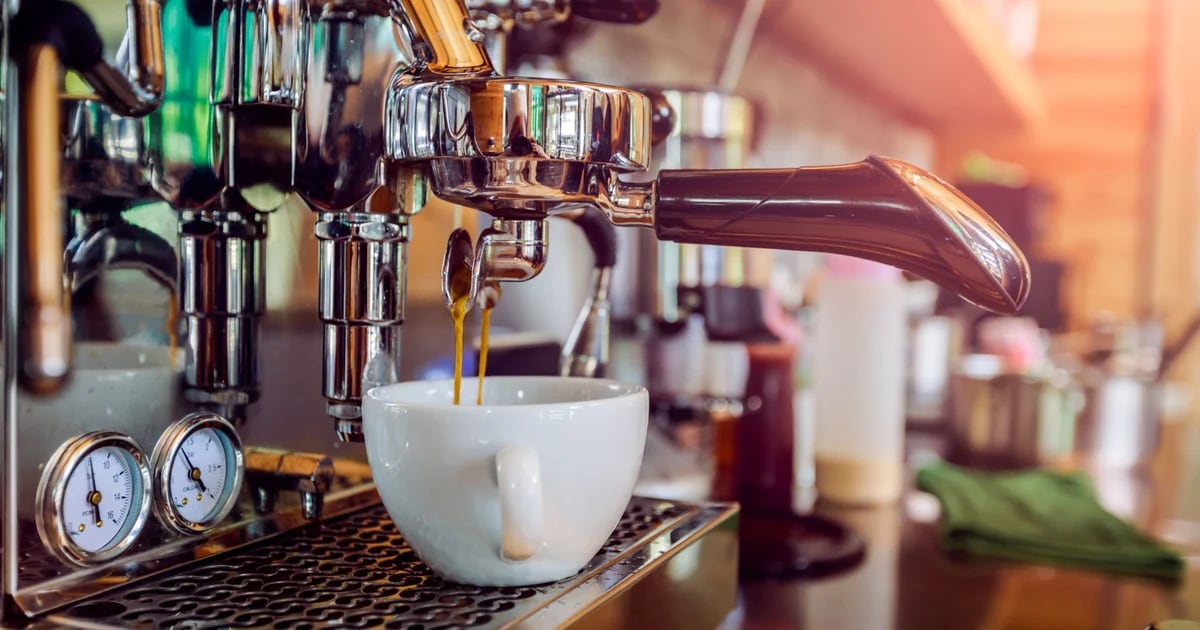 Suspenden a un camarero de empleo y sueldo 3 días por tomarse un café y no pagarlo
