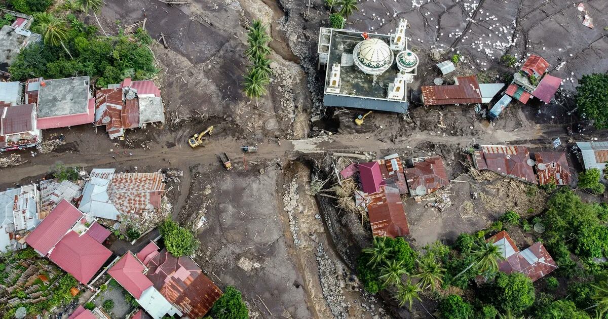 Aumentan a 50 las víctimas mortales por las riadas con lava en Indonesia