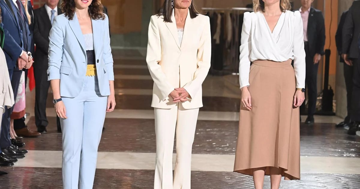 Isabel Díaz Ayuso y su gesto de ‘solidaridad’ con la reina Letizia en los Premios SM de Literatura