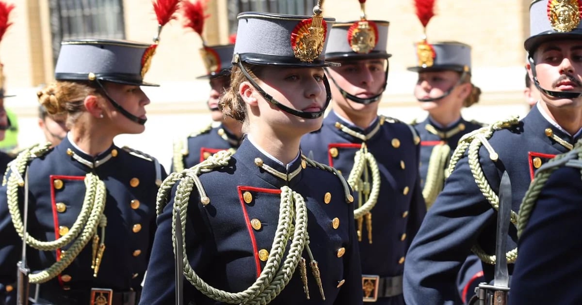 La Princesa Leonor se reencuentra con sus padres en el 40º aniversario de la jura de bandera del Rey Felipe VI
