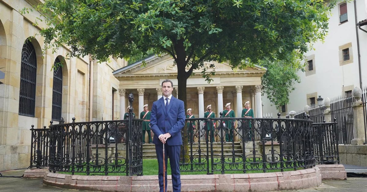 Pradales asume su cargo como sexto Lehendakari de la democracia tras jurar ante el Árbol de Gernika