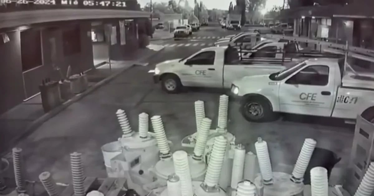Camioneta estacionada de la CFE se mueve sola durante la noche en Durango | VIDEO