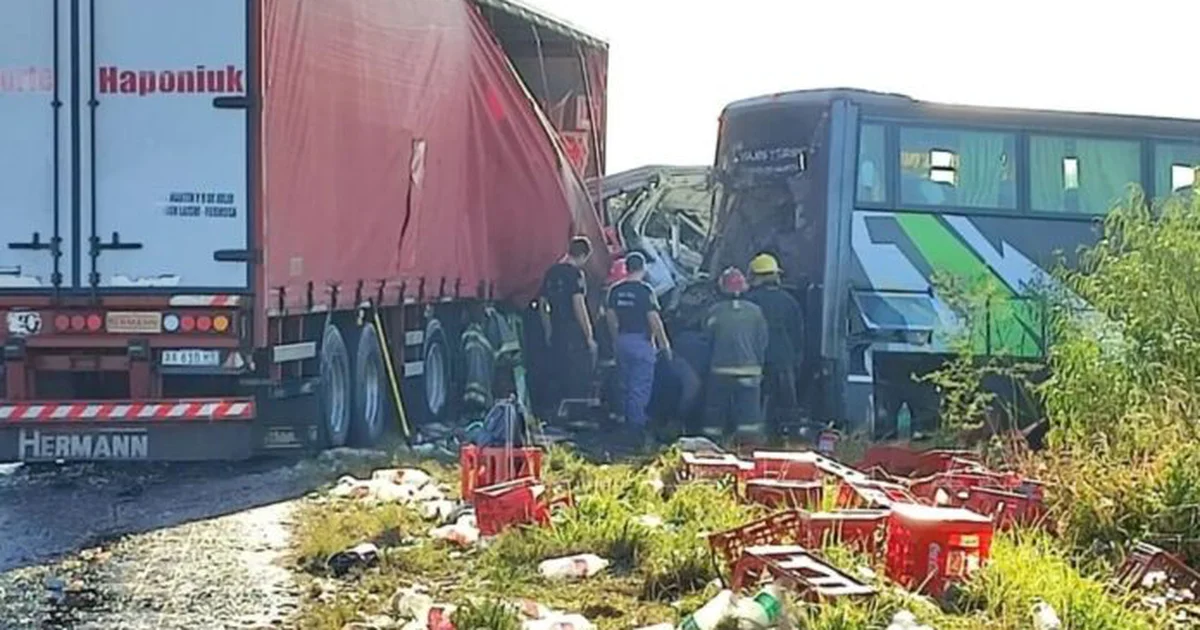 Tres muertos en un choque entre un camión y un colectivo en Formosa