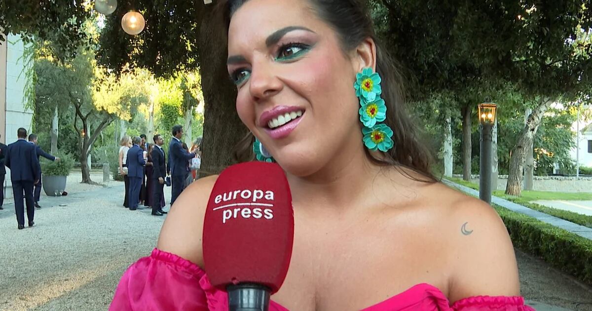 Adriana Dorronsoro presume su estilo en la boda de Antonio Rossi y comenta la notable ausencia de Ana Rosa Quintana