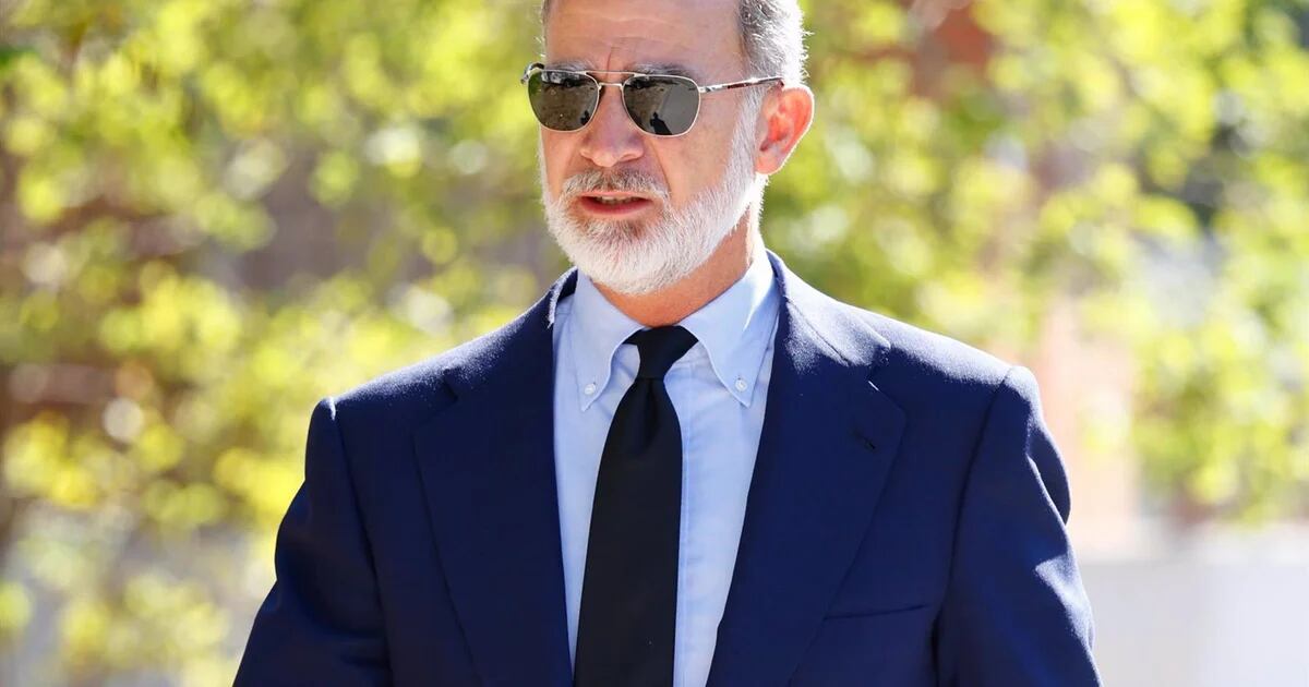 El Rey Felipe VI acude a la misa por su primo Juan Gómez-Acebo en solitario